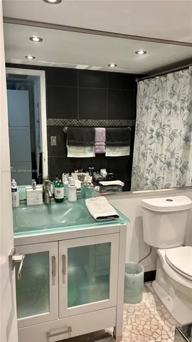 $630,000 | 5700 Collins Avenue, Unit 11B, Miami Beach, FL 33140