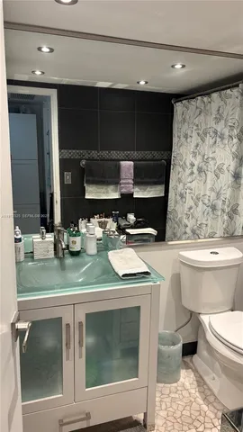 $630,000 | 5700 Collins Avenue, Unit 11B, Miami Beach, FL 33140