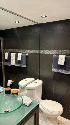 $630,000 | 5700 Collins Avenue, Unit 11B, Miami Beach, FL 33140