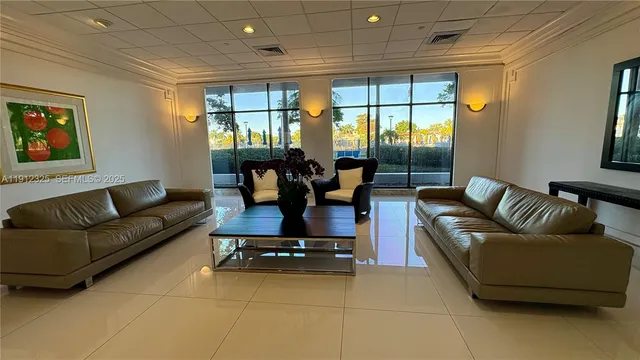 $630,000 | 5700 Collins Avenue, Unit 11B, Miami Beach, FL 33140
