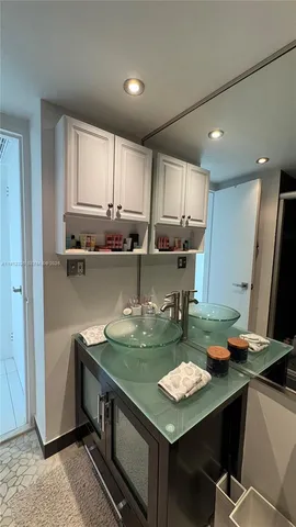 $630,000 | 5700 Collins Avenue, Unit 11B, Miami Beach, FL 33140