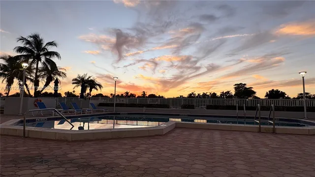 $630,000 | 5700 Collins Avenue, Unit 11B, Miami Beach, FL 33140