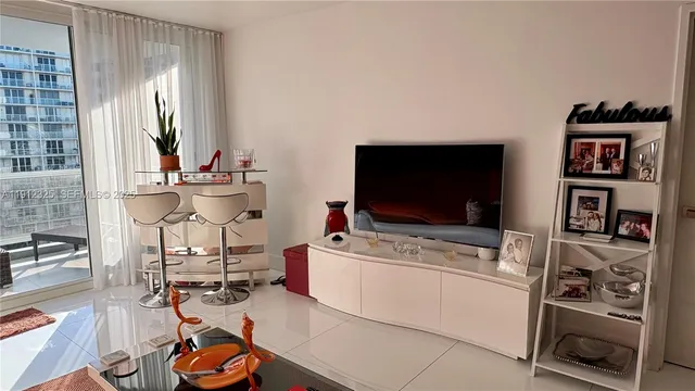 $630,000 | 5700 Collins Avenue, Unit 11B, Miami Beach, FL 33140