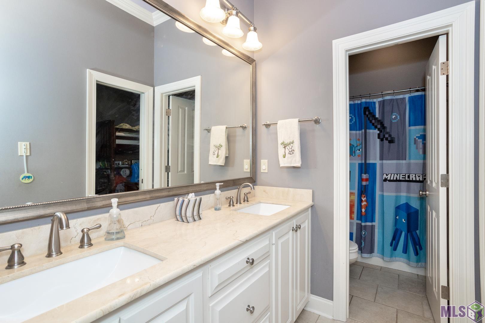 13240 Quail Grove Avenue Baton Rouge, LA 70809 - Photo 17 of 26 Shared Bathroom Between Bedrooms 2 and 3