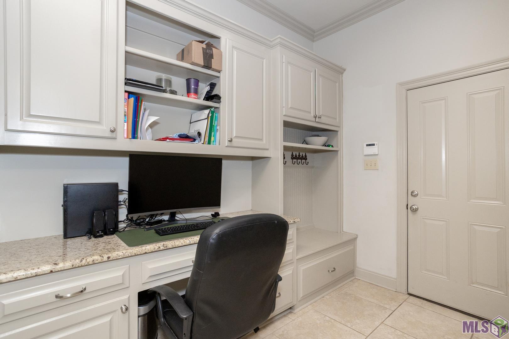 13240 Quail Grove Avenue Baton Rouge, LA 70809 - Photo 20 of 26 Convenient Mud Drop and Office Space at the Garage Entrance