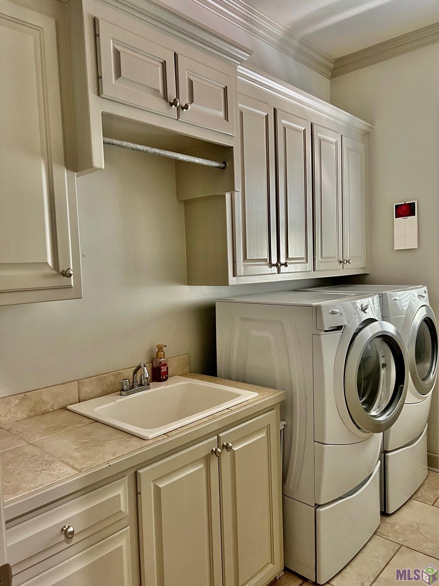 13240 Quail Grove Avenue Baton Rouge, LA 70809 - Photo 21 of 26 Walk in Laundry Room with Hanging Space and a Sink