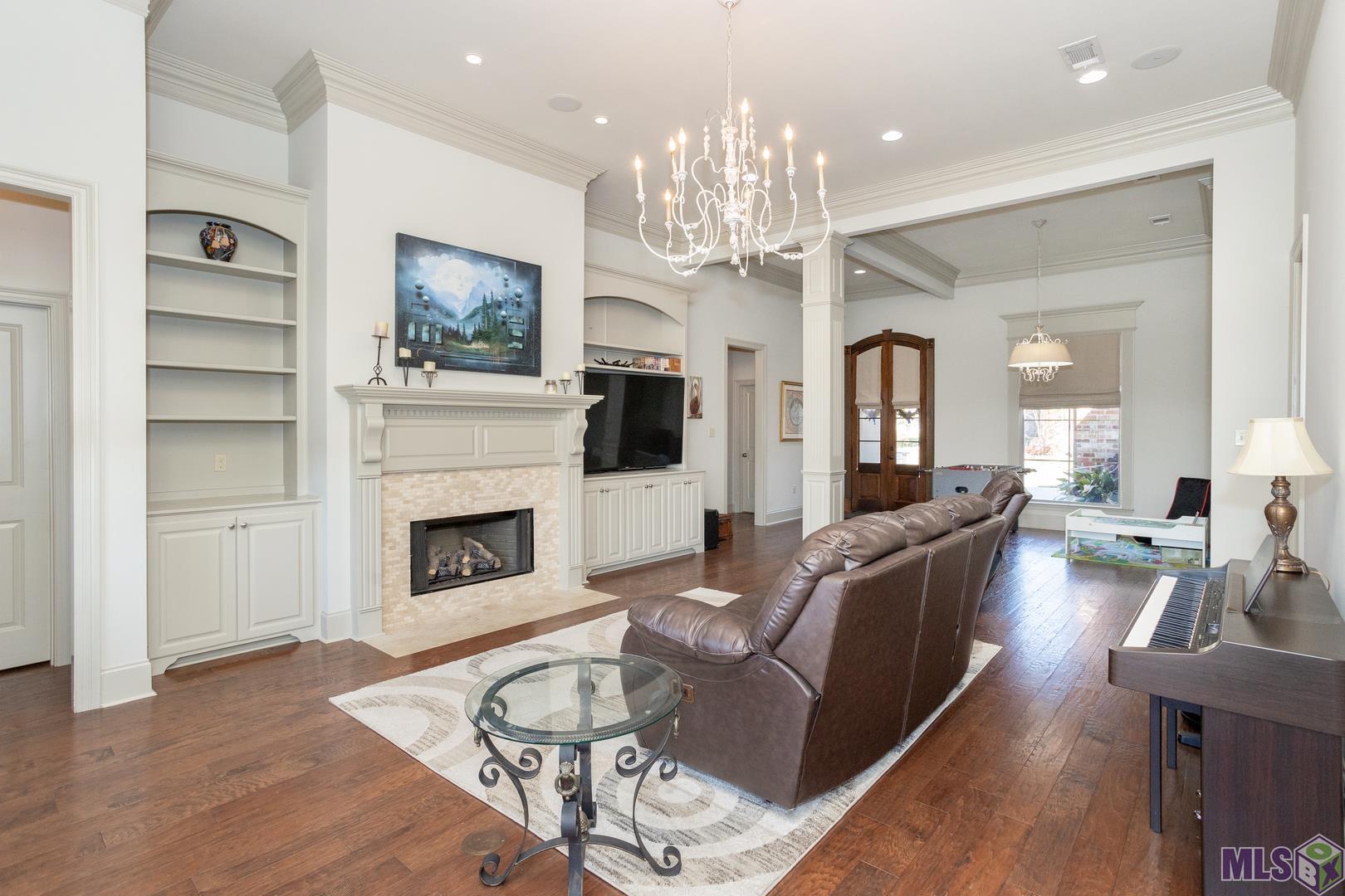 13240 Quail Grove Avenue Baton Rouge, LA 70809 - Photo 5 of 26 Large Living Room with Gas FP Wood Floors and Built Ins