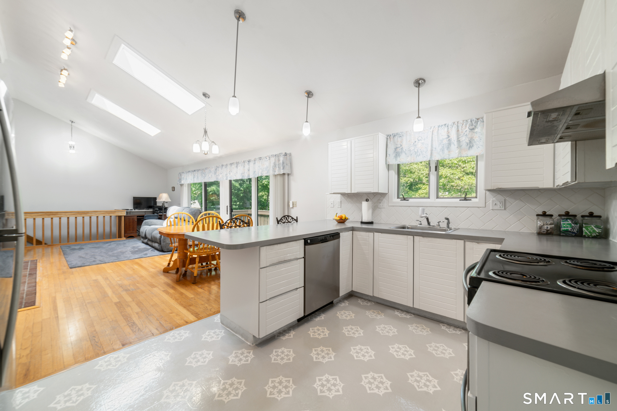 275 Wheelers Farm Road Milford, CT 06461 - Photo 4 of 31 Gallery Image 4