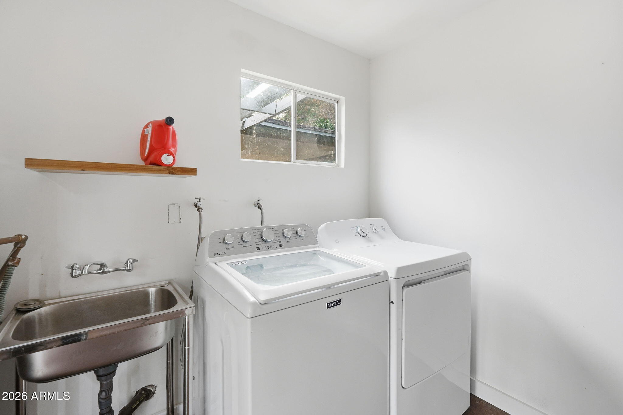 4702 North 30th Place Phoenix, AZ 85016 - Photo 29 of 34 a utility room with dryer and washer