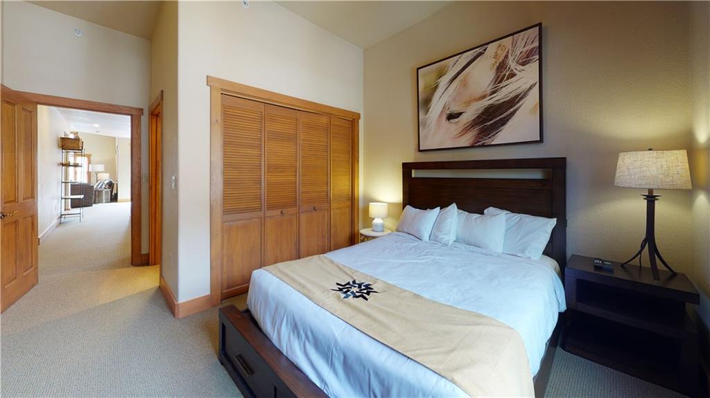 161 Hawk Circle, Unit 2336 Keystone, CO 80435 - Photo 21 of 29 a bedroom with a bed and a lamp