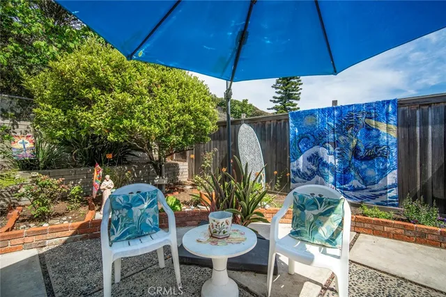 a view of a garden with a flower