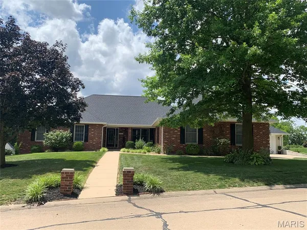 $525,000 | 1133 Raymond Drive, Red Bud, IL 62278