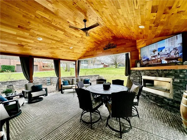 $535,000 | 186 North Sunset Drive, Maryville, MO 64468