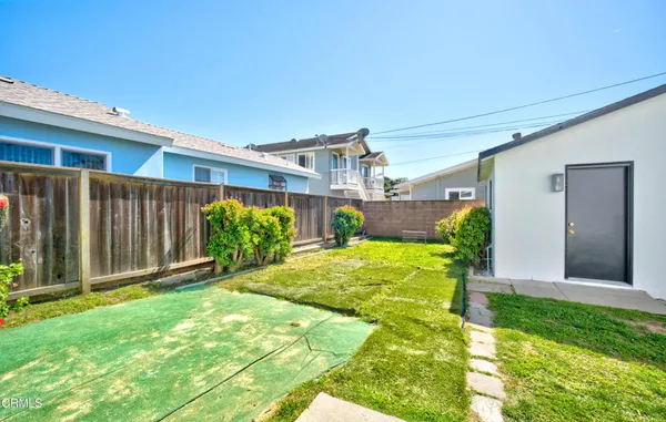 a view of backyard with a garden