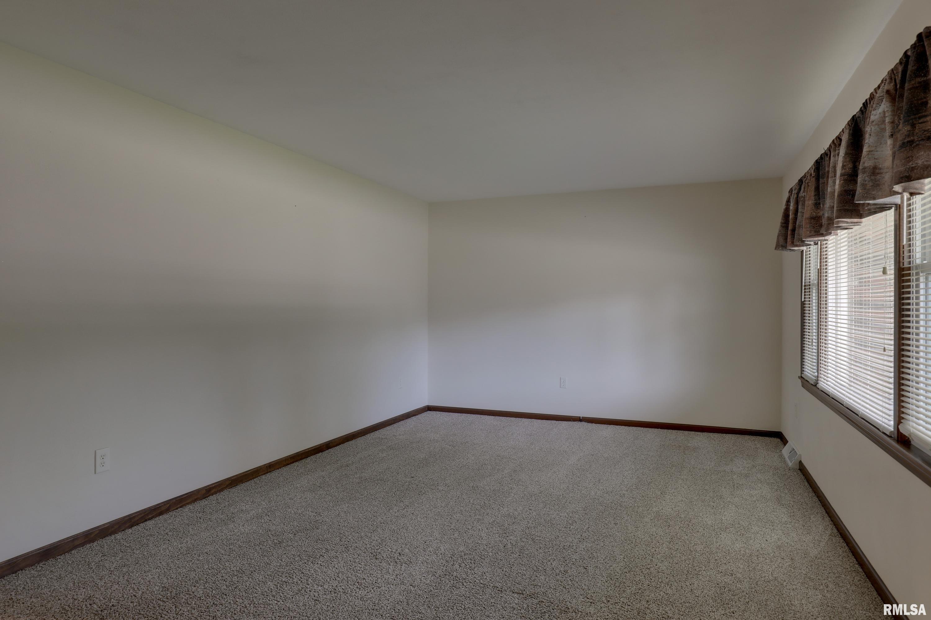 3936 Pine Tree Road Quincy, IL 62305 - Photo 5 of 27 Gallery Image 5