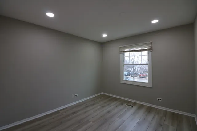 $240,000 | 360 Farmingdale Circle, Vernon Hills, IL 60061