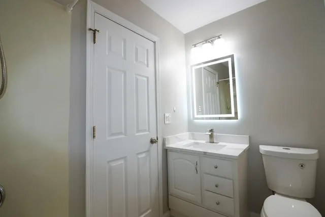 $240,000 | 360 Farmingdale Circle, Vernon Hills, IL 60061