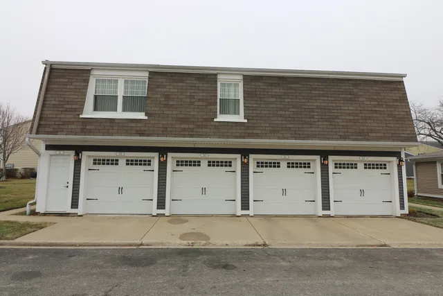 $240,000 | 360 Farmingdale Circle, Vernon Hills, IL 60061