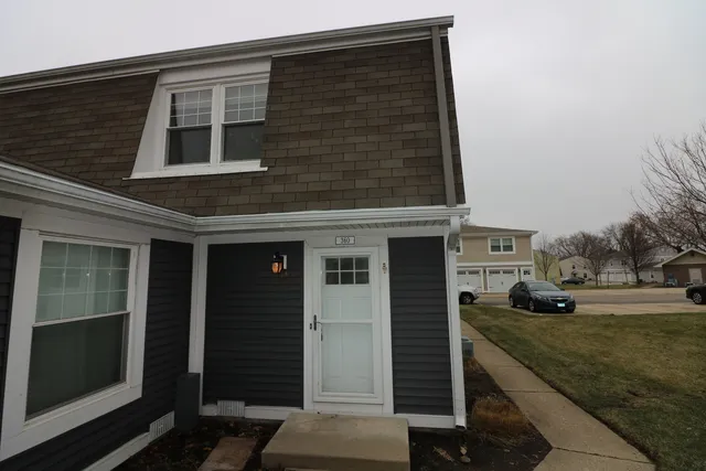 $240,000 | 360 Farmingdale Circle, Vernon Hills, IL 60061