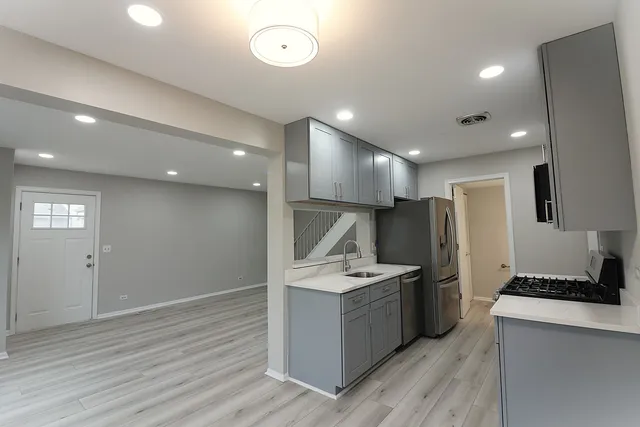 $240,000 | 360 Farmingdale Circle, Vernon Hills, IL 60061