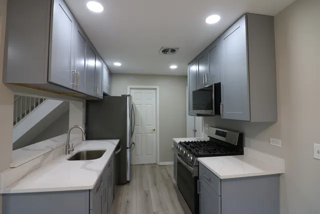 $240,000 | 360 Farmingdale Circle, Vernon Hills, IL 60061