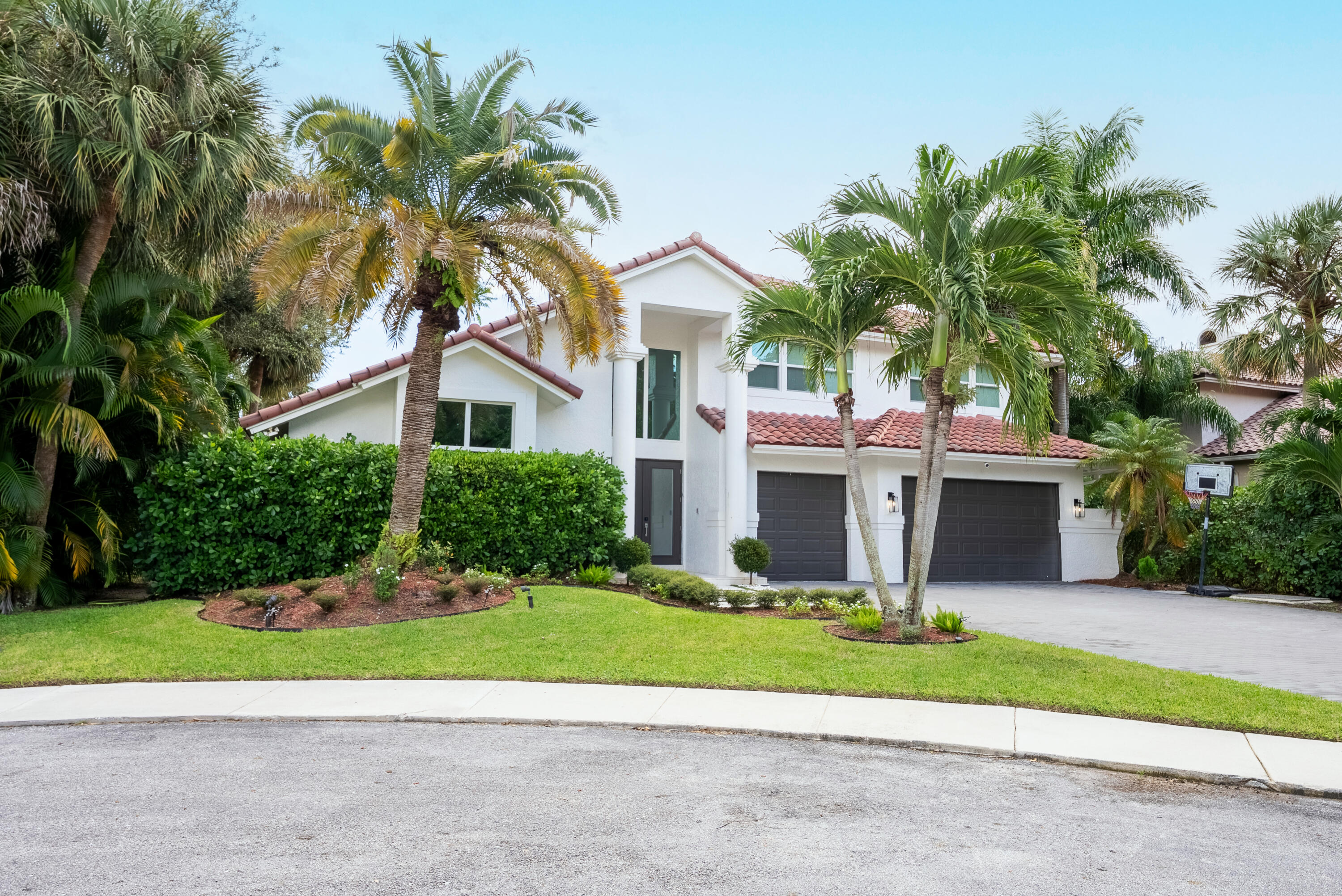 934 Southwest 21st Way Boca Raton, FL 33486 - Photo 2 of 25 a front view of house with yard and green space