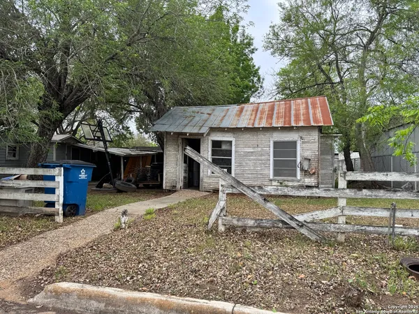 a view of a house with backyard