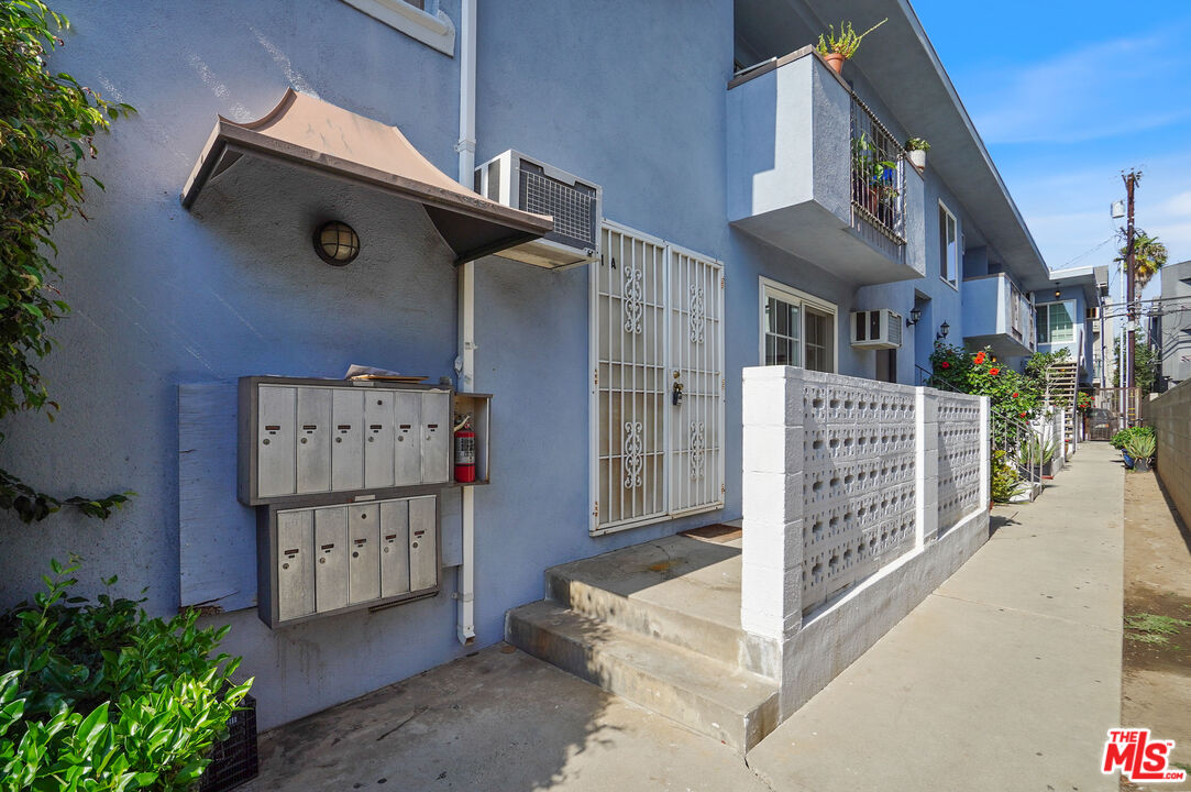 3720 Vinton Avenue, Unit 1A Los Angeles, CA 90034 - Photo 2 of 15 front view of a building