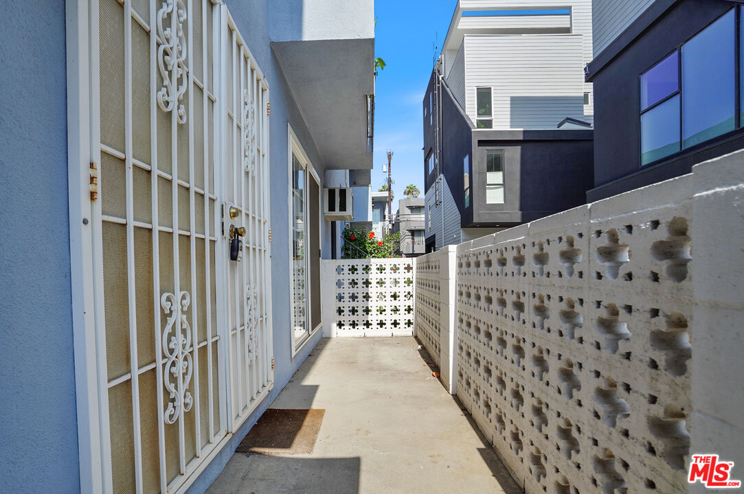 3720 Vinton Avenue, Unit 1A Los Angeles, CA 90034 - Photo 3 of 15