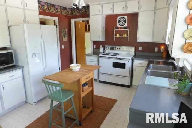 2346 Fairhaven Road Davenport, IA 52803 - Photo 5 of 21 Gallery Image 5
