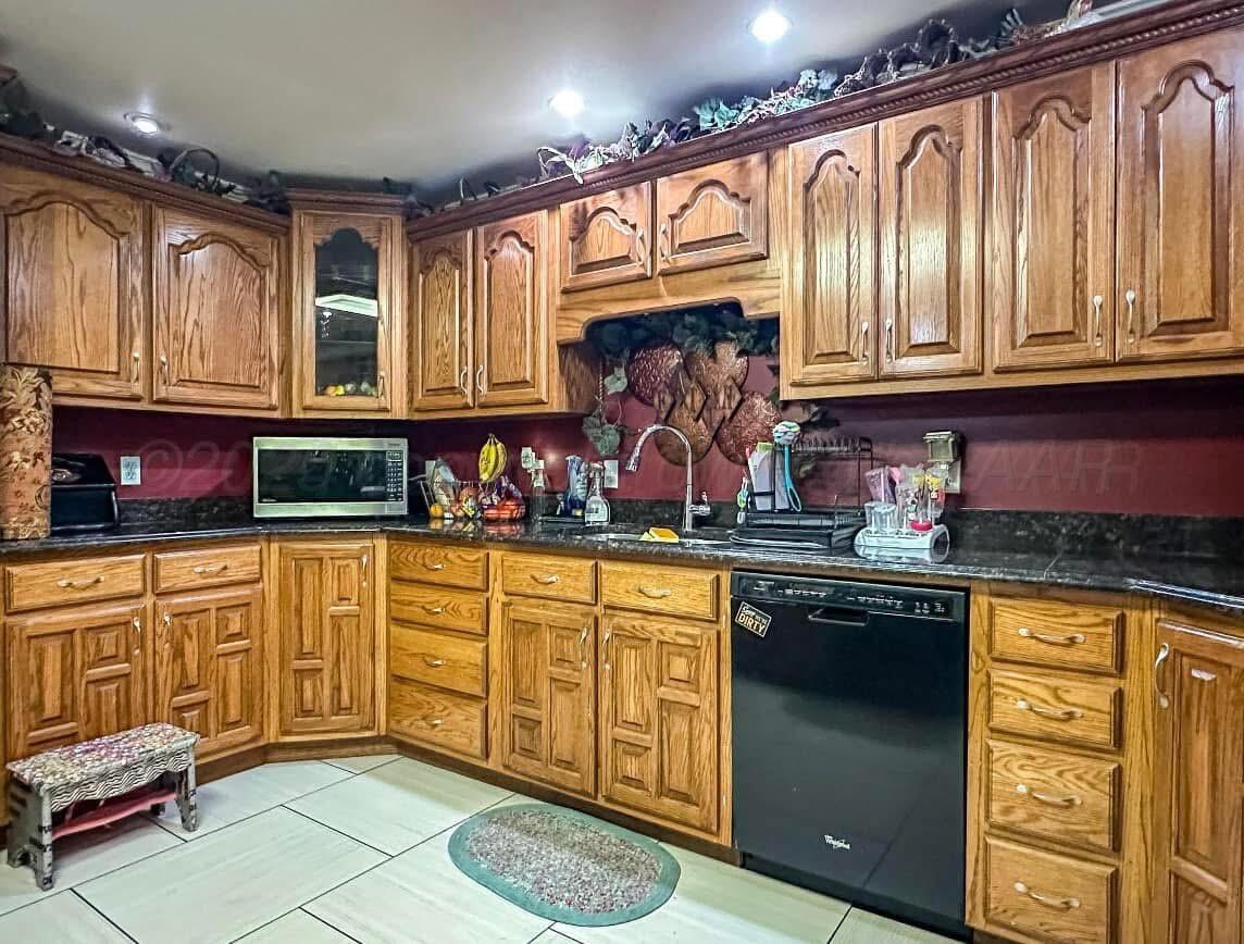 204 Garrett Street Borger, TX 79007 - Photo 7 of 23 a kitchen with stainless steel appliances granite countertop a sink and cabinets