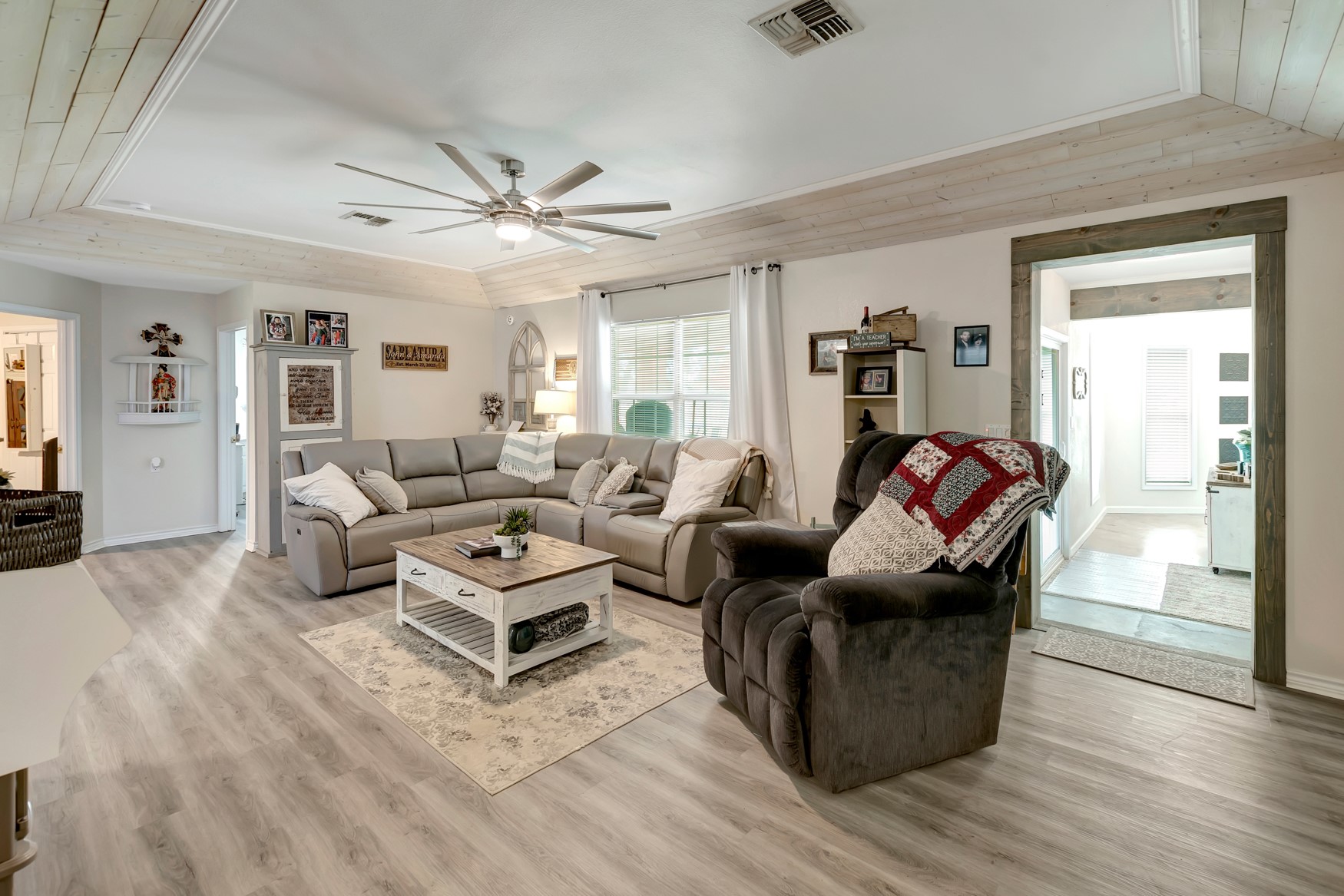 1002 2nd Street Ganado, TX 77962 - Photo 6 of 50 Family room