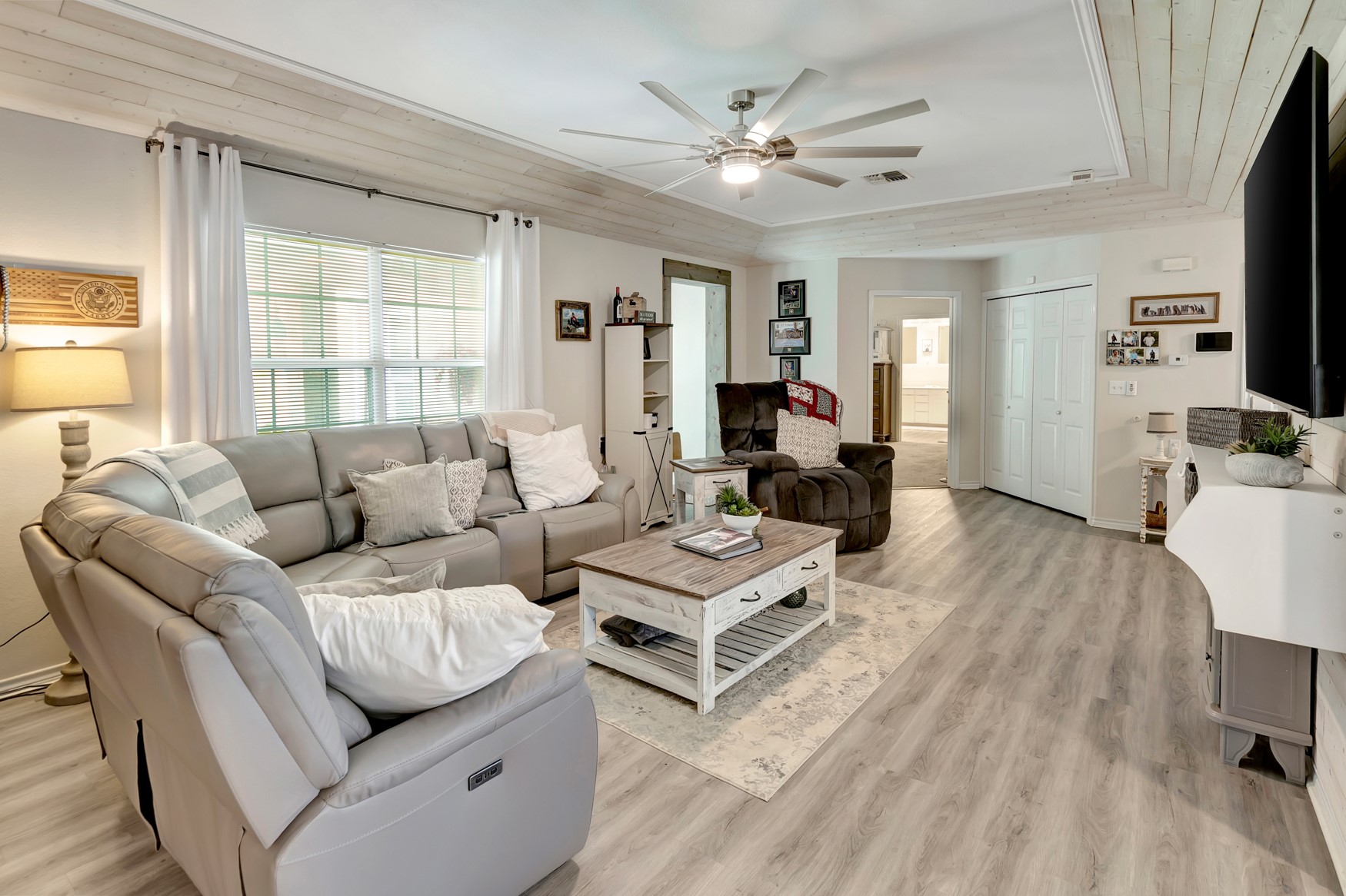 1002 2nd Street Ganado, TX 77962 - Photo 9 of 50 Family room