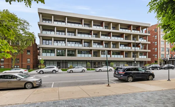 $3,395 | 835 Lake Street, Unit 410, Oak Park, IL 60301
