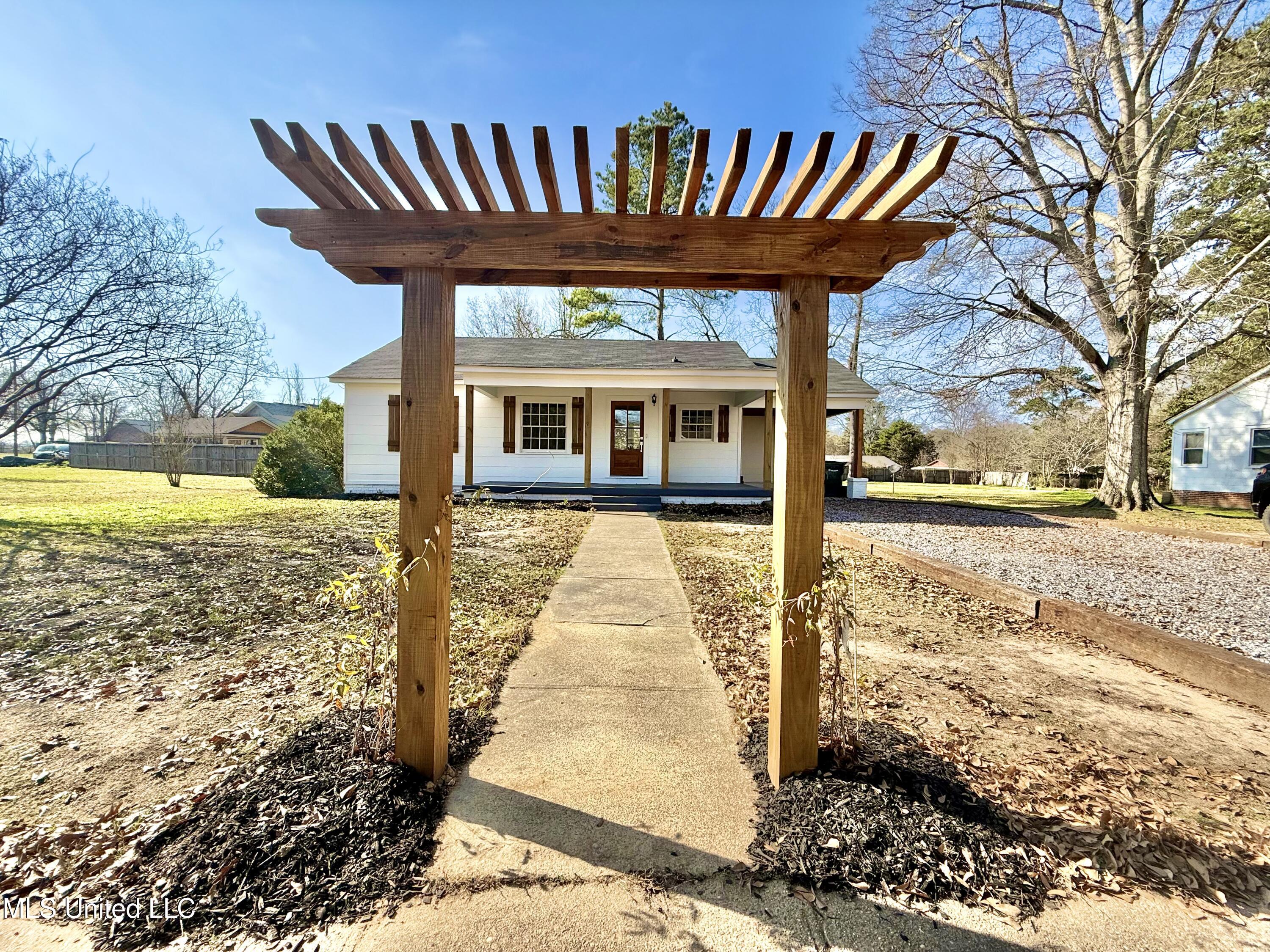103 Center Street Crystal Springs, MS 39059 - Photo 2 of 29 IMG_8526