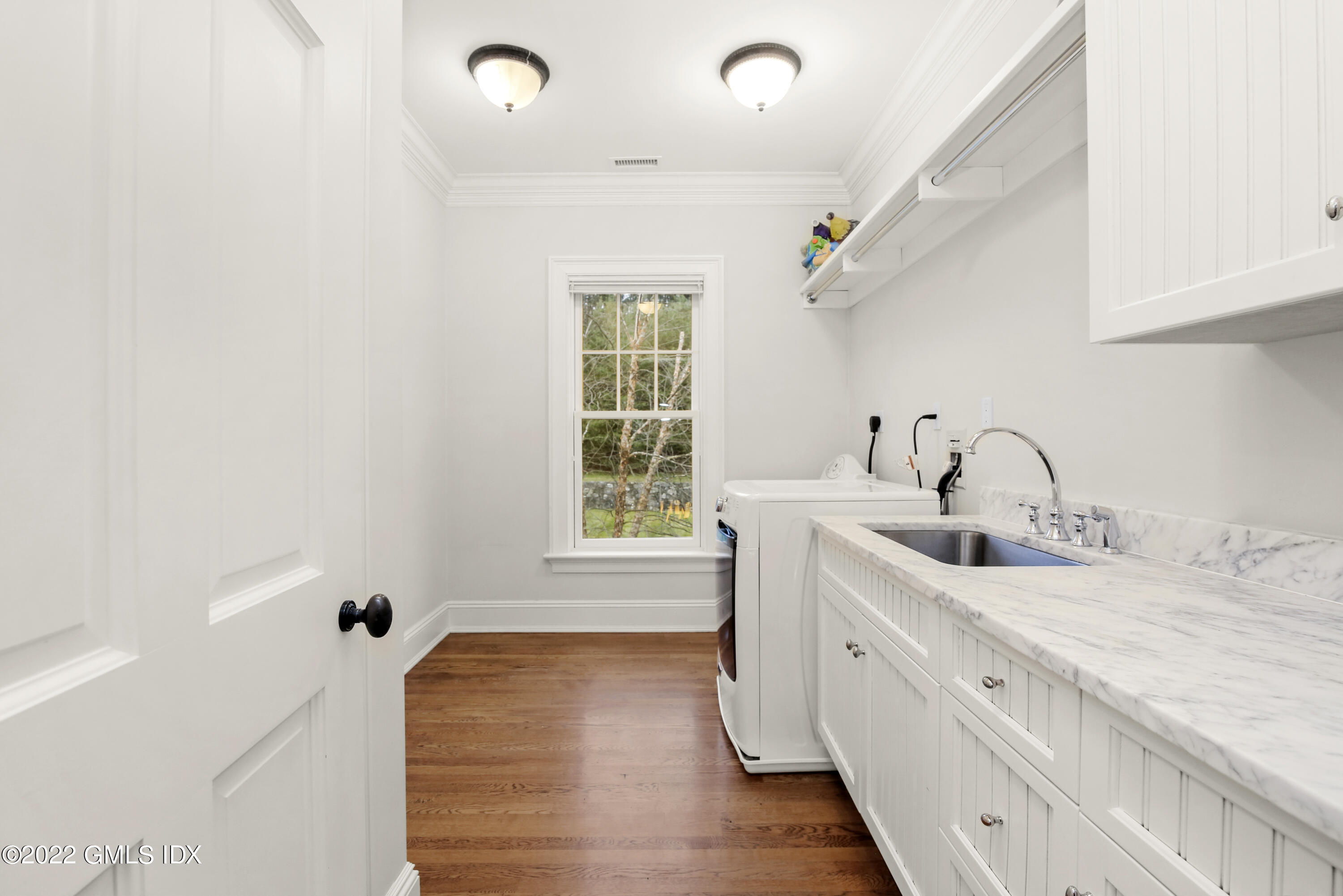 807 Lake Avenue Greenwich, CT 06830 - Photo 21 of 31 a spacious bathroom with double vanity and a mirror