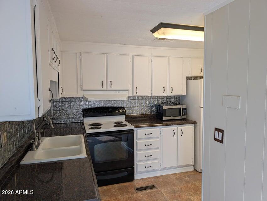 908 North Matterhorn Road Payson, AZ 85541 - Photo 3 of 59 a kitchen with granite countertop a sink a stove and cabinets