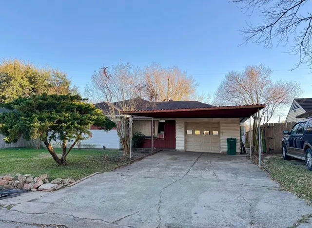 a view of a house with a yard and garage