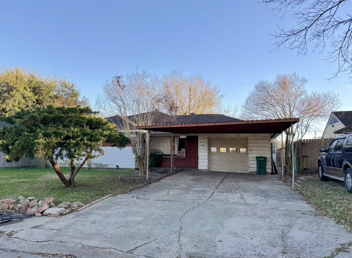 a view of a house with a yard and garage