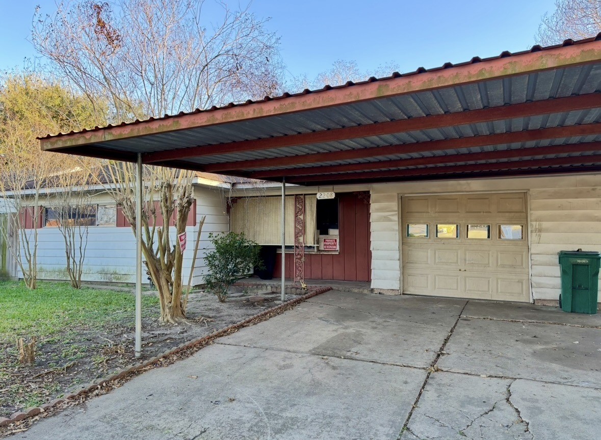 2208 Marshall Street Pasadena, TX 77506 - Photo 4 of 24 a front view of a house with garden