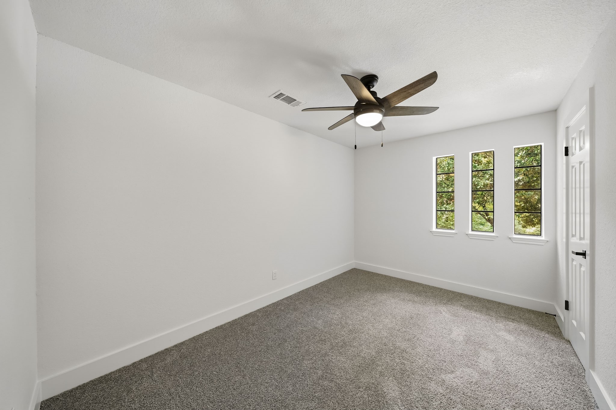 17518 Sandy Cliffs Drive Houston, TX 77090 - Photo 21 of 28 Spacious upstairs secondary bedroom