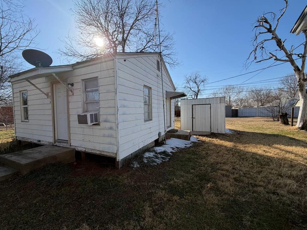 814 Tennessee Street Graham, TX 76450 - Photo 2 of 10 a view of a back yard of the house