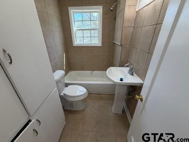 923 North Tyler Avenue Tyler, TX 75702 - Photo 7 of 9 a bathroom with a sink toilet and a window