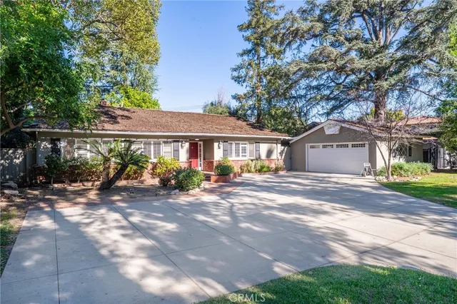 a view of a house with backyard and porch