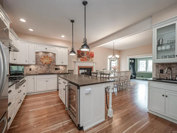 $715,000 | 535 South Boeke Road, Evansville, IN 47714