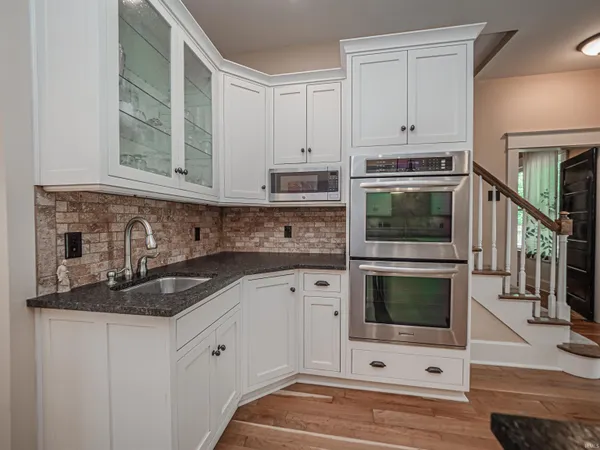 $715,000 | 535 South Boeke Road, Evansville, IN 47714