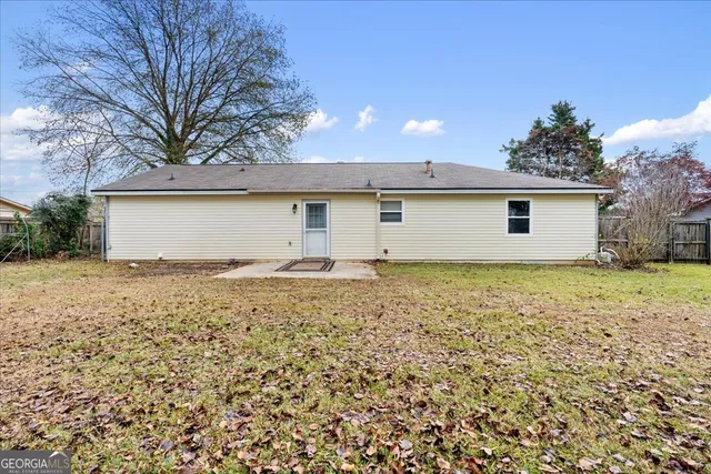 a view of a house with backyard