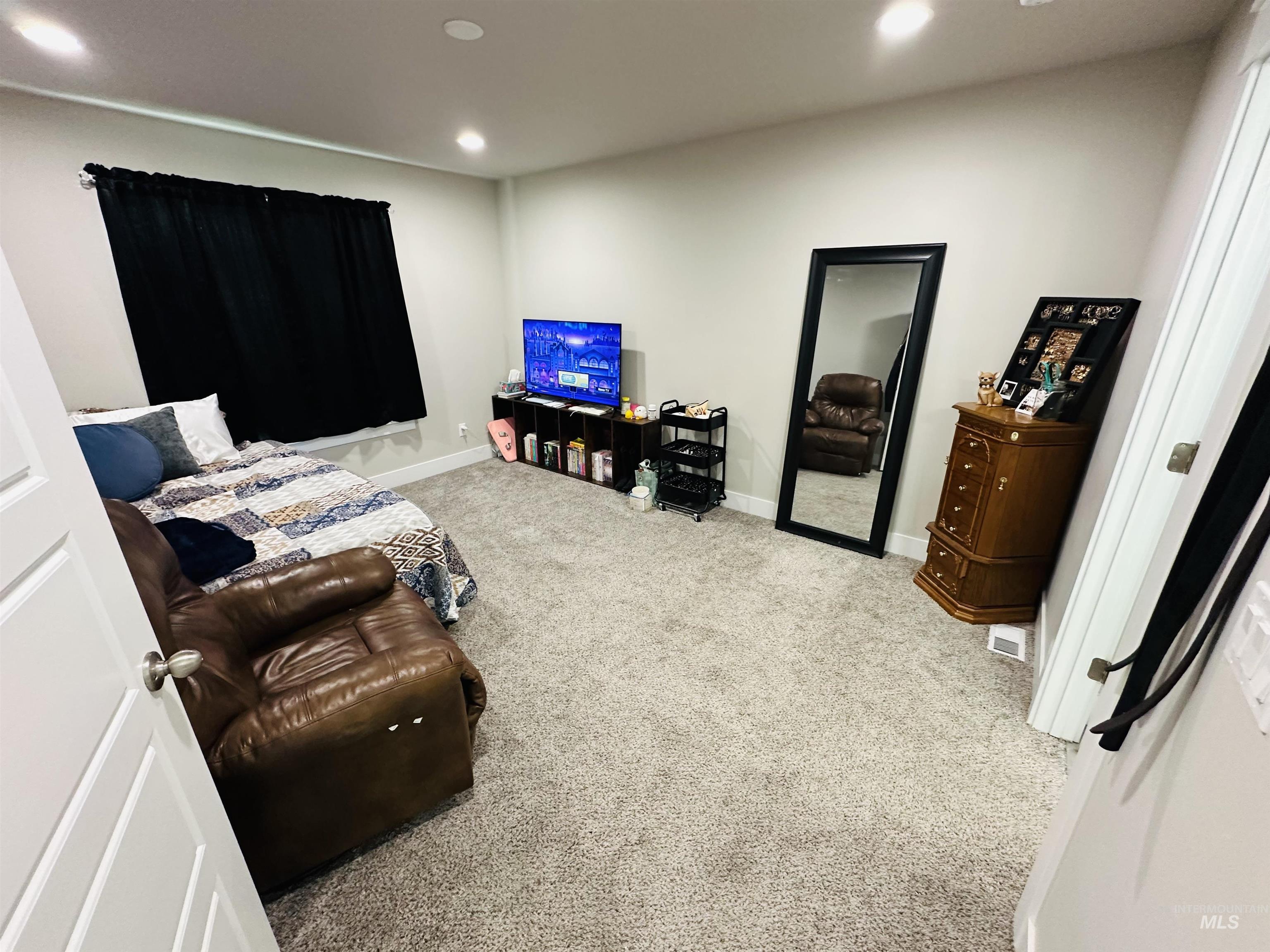 911 Campbell Street Vale, OR 97918 - Photo 10 of 37 Carpeted living room with recessed lighting and baseboards