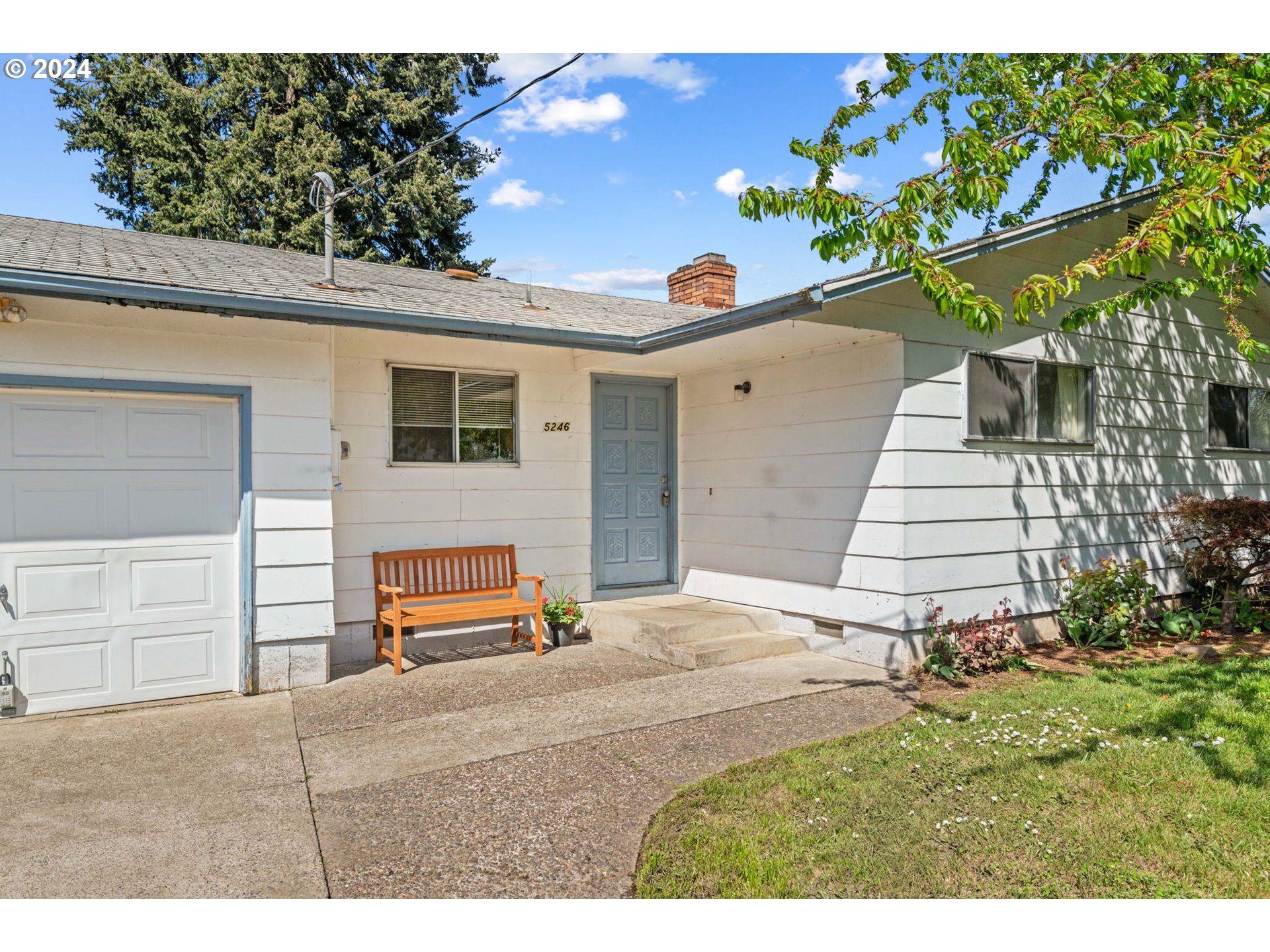 5246 E Street Springfield, OR 97478 - Photo 4 of 26 a backyard of a house with lots of green space