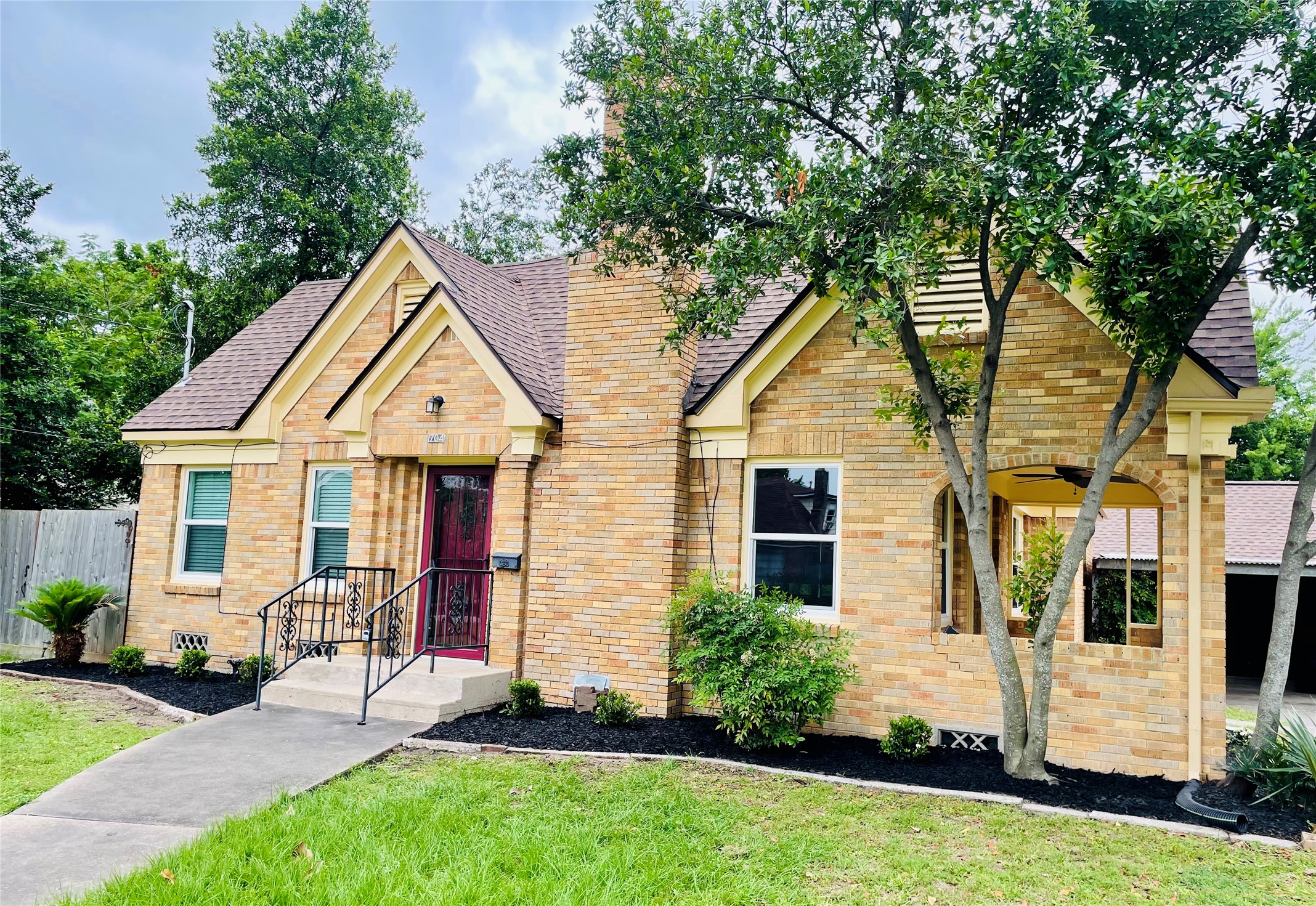704 Sue Street Houston, TX 77009 - Photo 2 of 24